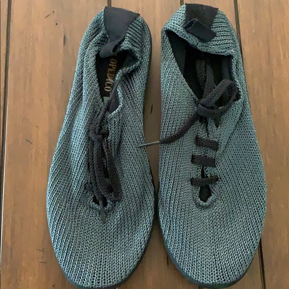A’RCOPEDICO Gray Shoes. Size 39. NWOT or Box. - Picture 1 of 7